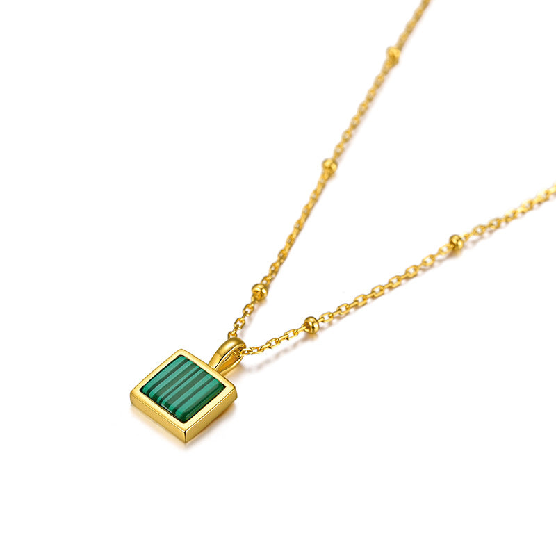 Grün_Emerald-Green-simple-gold-necklace-schlichte-halskette-aus-gold-brunnera-3